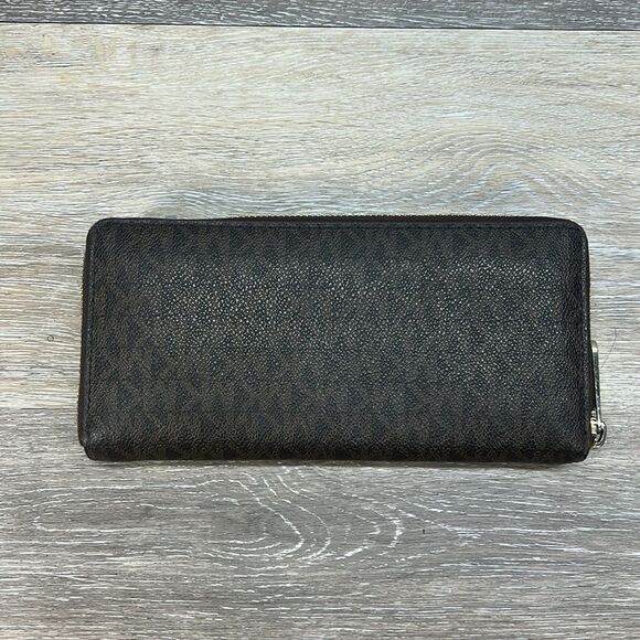 1122 Michael Kors brown signature full zip wallet - Picture 2 of 12